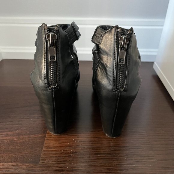 Steve Madden Strappy Wedge Sandals - Picture 3 of 6